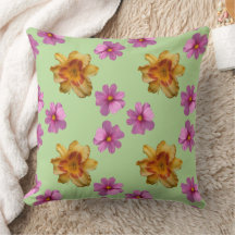 Taglilien und Kosmos-Blume im grünen Hintergrund