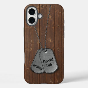 Tags des Militärhundes auf dem iPhone-Fall "Wood C iPhone 16 Plus Hülle