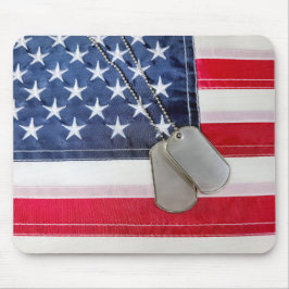 Tags für Militärhunde auf der Flagge der USA Mousepad