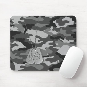 Tags für Militärhunde mit Paw-Prints auf Camouflag Mousepad