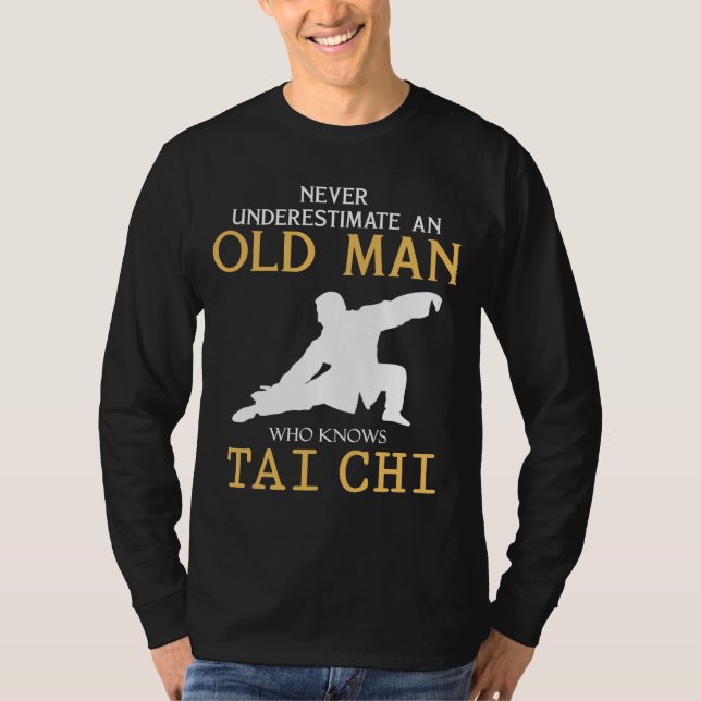 Tai Chi Wit: Unterschätzt niemals einen alten Mann T-Shirt (Vorderseite)