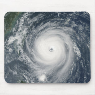 Taifun Longwang, das Taiwan sich nähert Mousepad