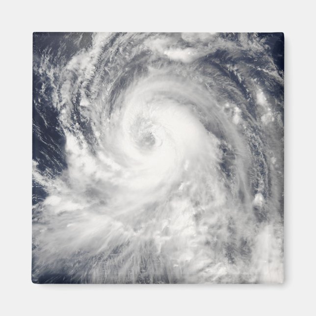 Taifun Tingting über der Insel Nord-Mariana Magnet (Vorne)