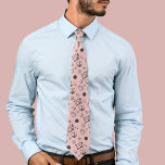 Tailor Seamstress Profession Vater Neck Tie Krawatte<br><div class="desc">Die Krawatte der Männer weist ein elegantes, durch die Ausrüstung des Schneiders inspiriert Muster auf, das es zu einem nachdenklichen Geschenk macht, einem Vater, Großvater oder Onkel zu präsentieren, der arbeitet oder eine Leidenschaft zum Schneiden und Nähen hat. Das Design zeigt eine Vielzahl von maßgeschneiderten Symbolen und Werkzeugen, wie Nähmaschinen,...</div>