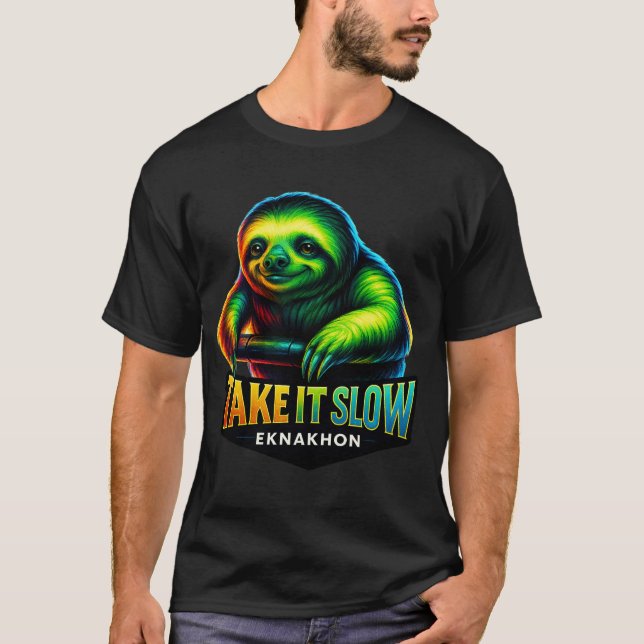 Take It Slow – Neon Faultier Chill Tee von EKNAKHO (Vorderseite)