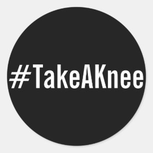 #TakeAKnee, fett weißer Text auf schwarzen Aufkleb Runder Aufkleber