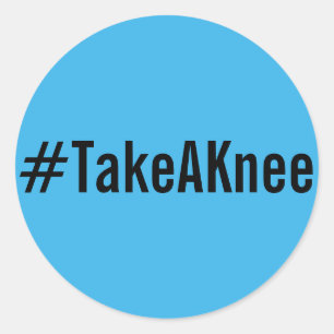 #TakeAKnee, schwarzer Text auf hellblauen Aufklebe Runder Aufkleber
