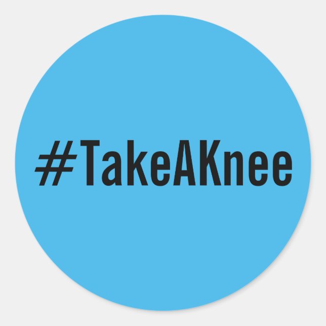 #TakeAKnee, schwarzer Text auf hellblauen Aufklebe Runder Aufkleber (Vorderseite)
