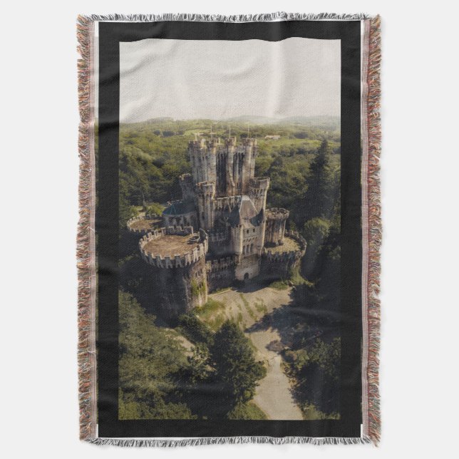 Tall Graue Stone Burg im Grünen Decke (Vorderseite Vertikal)