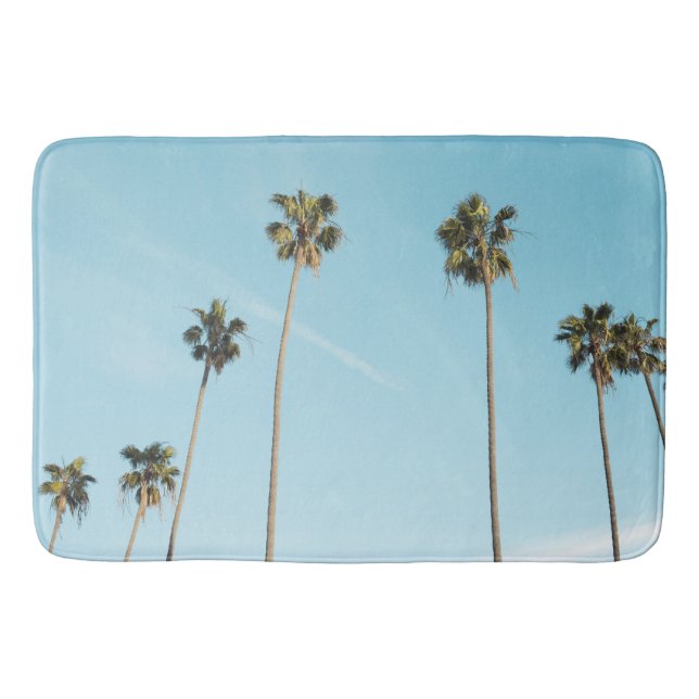 Tall Palm Trees Light Blue Sky Badematte (Vorderseite)