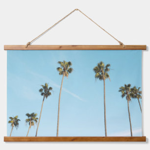 Tall Palm Trees Light Blue Sky Wandteppich Mit Holzrahmen