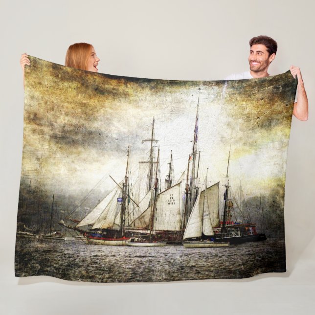 TALL SHIPS on (SIMULITED) PARCHMENT Fleecedecke (Beispiel)