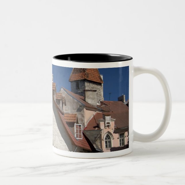 Tallin, Estland. Tallin ist ein bisschen Zweifarbige Tasse (Rechts)