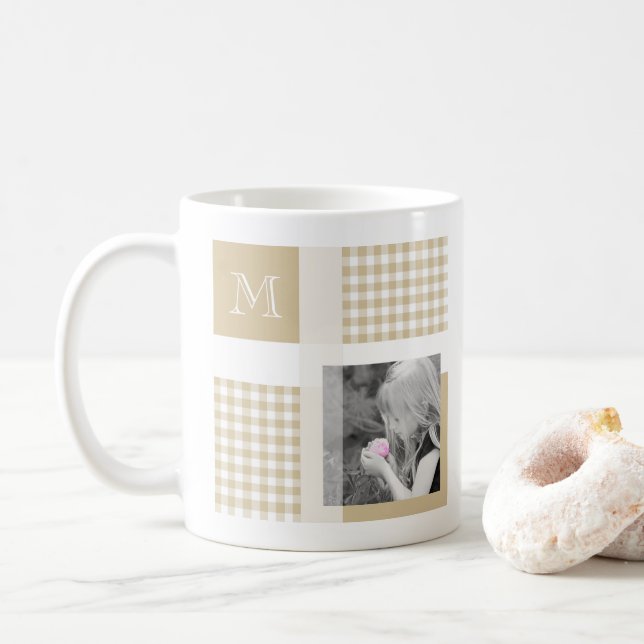 Tan Add your Foto Gingham Modern Brown Monogram Kaffeetasse (Mit Donut)