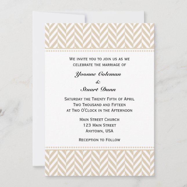 Tan Beige White Herringbone Wedding Einladung (Vorderseite)