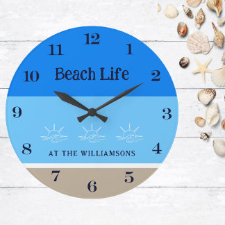 Tan Blue Stripes Family Name Beach House Große Wanduhr