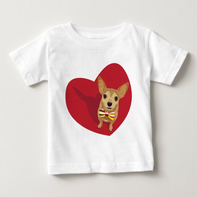 Tan Chihuahua mit einer Bogen-Krawatte im roten He Baby T-shirt (Vorderseite)