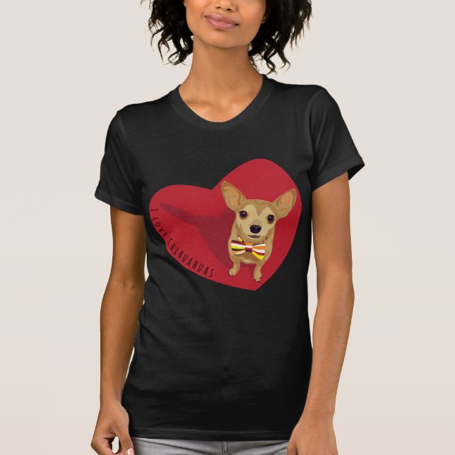 Tan Chihuahua mit einer Bogen-Krawatte im roten He T-Shirt (Vorderseite)