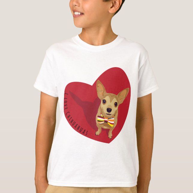Tan Chihuahua mit einer Bogen-Krawatte im roten He T-Shirt (Vorderseite)
