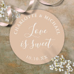Tan Liebe ist süße Gastgeschenk Hochzeit Runder Aufkleber<br><div class="desc">Tan Gastgeschenk Hochzeit Liebe ist süß klassisch rund Aufkleber. Entwickelt von Thisisnotme©</div>