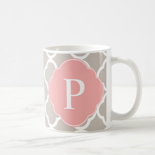 Tan Peach Pink Quatrefolie Monogram Tasse (Rechts)