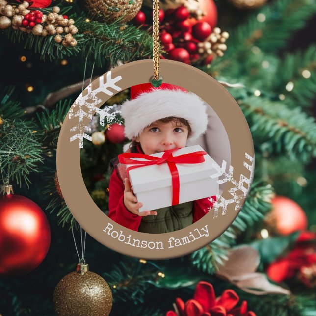 Tan Rustic Circle Foto Schneeflocken Keramik Ornament (Rustic snowflake family holiday keepsake photo ornament perfect for gifts to bring joy to others.)