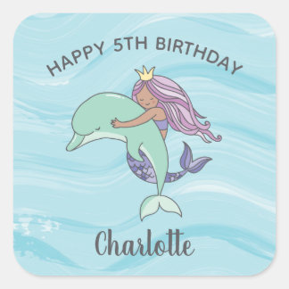 Tan Skin Lila Meerjungfrau mit Dolphin Geburtstag Quadratischer Aufkleber