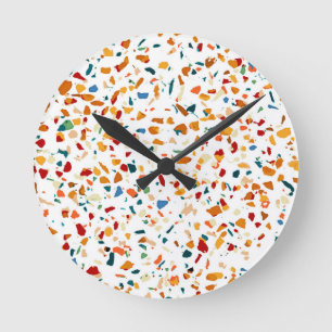 Tan Terrazzo Eklektische verrückte Konfetti-Male Runde Wanduhr