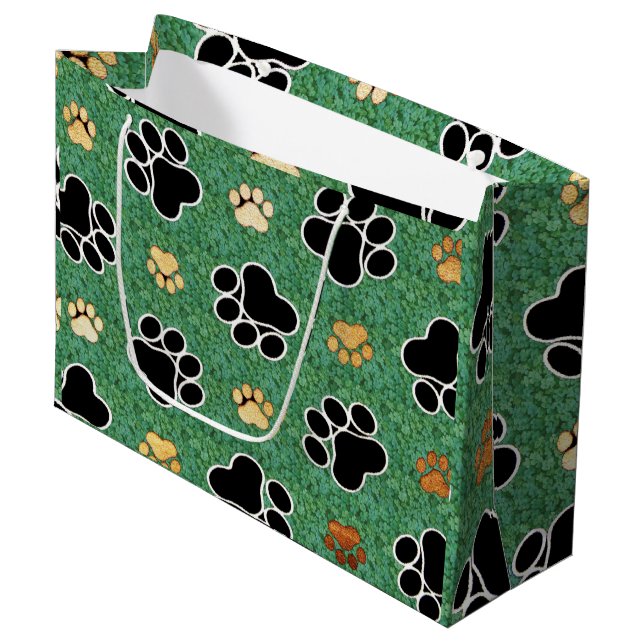 Tan und schwarze Pfote auf grünem Gras Große Geschenktüte (Vorderseite Schrägansicht)