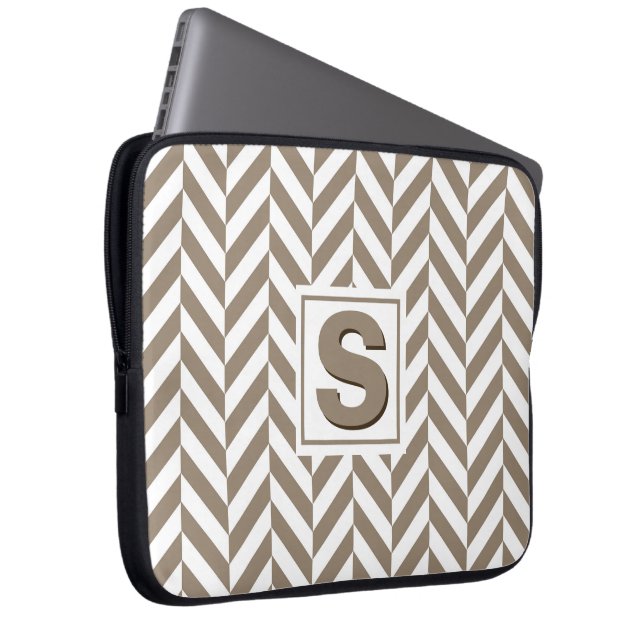 Tan White Herringbone Monogram Laptopschutzhülle (Vorne Rechts)