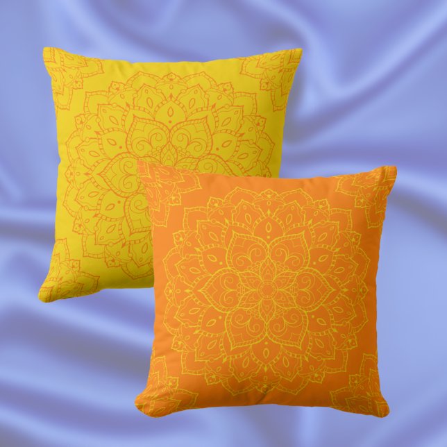 Tangelo Orange und Empire Yellow Boho Mandala Kissen (Von Creator hochgeladen)