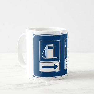 Tankstelle und Diner Blaues Retro-Straßenschild Kaffeetasse
