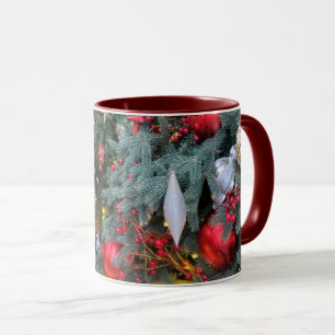 Tannenbaum mit goldenen, roten Spielzeugen. Tasse