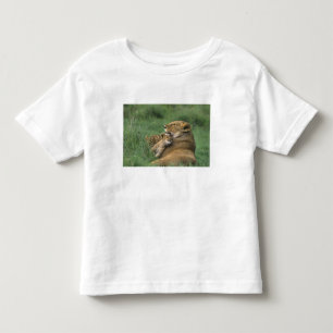 Tansania, Ngorongoro-Krater. Afrikanische Löwenmut Kleinkind T-shirt