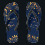 Tante der Bride Gold Foliage Navy Blue Flip Flops<br><div class="desc">Diese wunderschönen Tante der Braut goldblättrigen Marineblaps haben einen dunkelblauen Hintergrund, der mit einem aufwändigen Muster aus goldblühenden Pflanzen und einer anpassbaren modernen Typografie geschmückt ist. Die Kombination der reichen Marine mit dem schimmernden Gold schaffen eine elegante und luxuriöse Ästhetik. Es ist ein schönes Geschenk für Ihr Brautparty. Anzeigen der...</div>