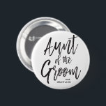 Tante der Skript-Hochzeit des Bräutigam-| Button<br><div class="desc">Machen Sie die Tante von den Bräutigamgefühlextrakosten,  die mit personalisierten Knöpfen dieses speziellen individuellen Namens geschätzt werden.

Er kennzeichnet die Wörter "Tante des Bräutigams" in einem eleganten Skript.</div>