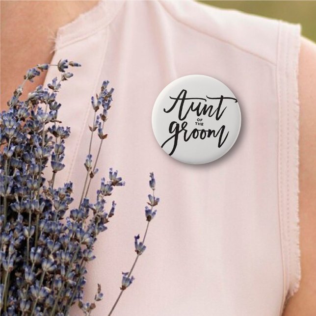Tante des Groom Brush Chic Hochzeitsfest Brautpart Button (Aunt Of The Groom Brush Script Calligraphy Chic Wedding Bridal Party Pin Button @ fatfatin_blue_knot)