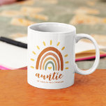 Tante Individuelle Name Boho Earth Tone Rainbow Su Kaffeetasse<br><div class="desc">Die Tasse des Individuellen Namens Boho Earth Tone Rainbow Sun Auntie ist ein einzigartiges und stilvolles Geschenk, das bohemianische und erdige Elemente mit einer lebendigen Regenbogensonne verbindet. Neben der auffallenden Grafik kann die Tasse auch mit Ihrem eigenen Namen und Ihren eigenen Namen oder Namen von Nichten und Neffen individuell angepasst...</div>