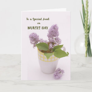 Tante Nurses Day mit Lilacs in Coffee Cup Vase Karte