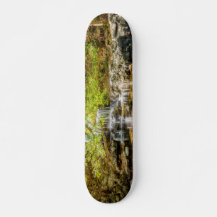 Tanyard Creek Wasserfall im Herbst Skateboard