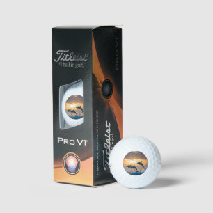 Tanz im Dämmerlicht: Drei springende Delfine Golfball