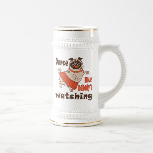 Tanz wie niemand sieht gürteligen Mops Hund zu Bierglas