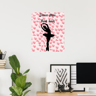 Tanz zuerst, denk später rosa Blumenballerina Poster