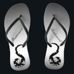 Tanzen-Drache-Hochzeits-Brautjungfer drehen Flip Flops<br><div class="desc">Diese elegante dennoch playful Brautjungfernhochzeit drehen Reinfälle kennzeichnen ein asiatisches Motiv der frohen Tanzendrachen in einem einfachen Farbentwurf des Schwarzen,  des Graus und des Silbers um.  Aller Text kann für Ihren besonderen Anlass besonders angefertigt werden.</div>