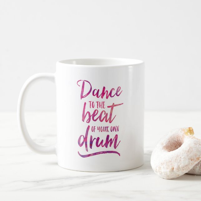 Tanzen Sie zum Schlag Ihrer eigenen Trommel, die Kaffeetasse (Mit Donut)