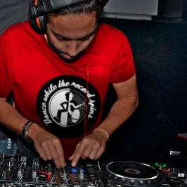 Tanzen während der Datensatz dreht Retro-Grafik-T T-Shirt