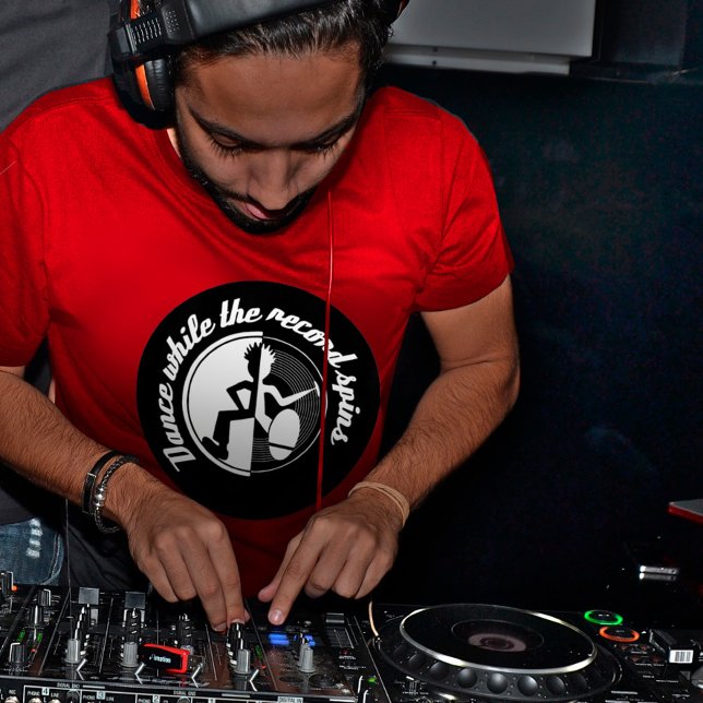 Tanzen während der Datensatz dreht Retro-Grafik-T  T-Shirt (Von Creator hochgeladen)