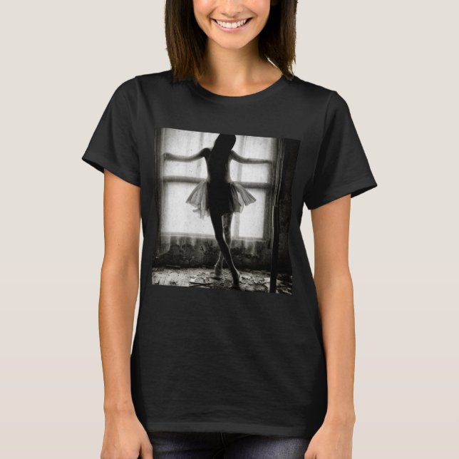 Tanzender Schatten am Fenster T-Shirt (Vorderseite)