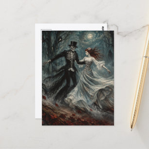 Tanzendes Skelett und Frau im Wald Vollmond Postkarte