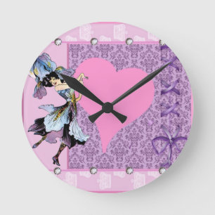 Tanzendes vintage Blumenfee rosa Design von LeahG Runde Wanduhr